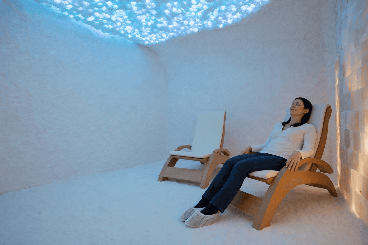 Grotta di sale Clinica del Sale, ambiente di haloterapia con pareti di sale e luce azzurra