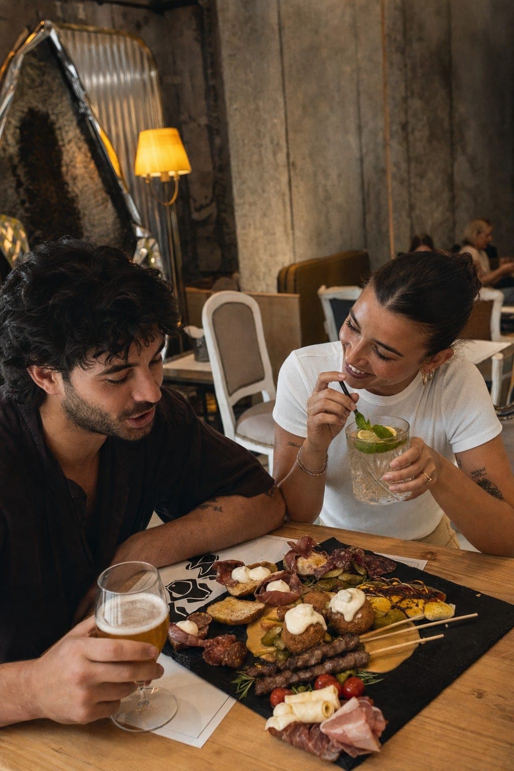 Interni Makako Urban, atmosfera fast casual con tavoli gialli e design industriale